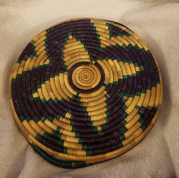 Handwoven basket/tray with handles Beautiful pattern 12 inches in diameter - Picture 2 of 4